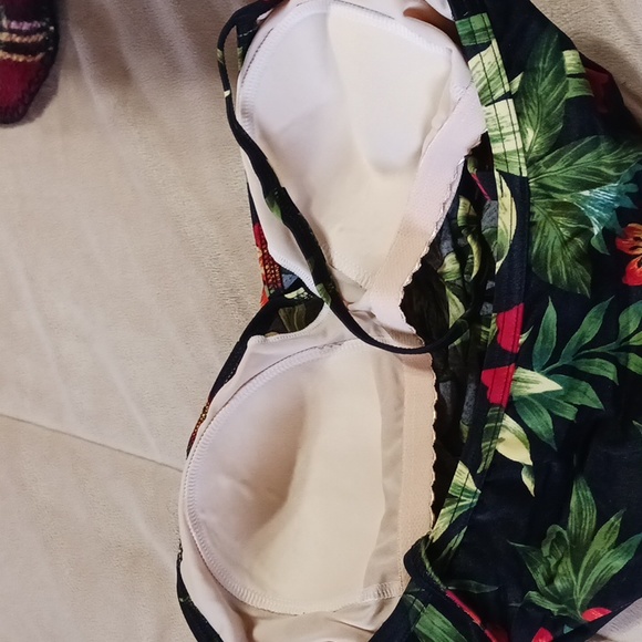 Swimsuit - Picture 4 of 5